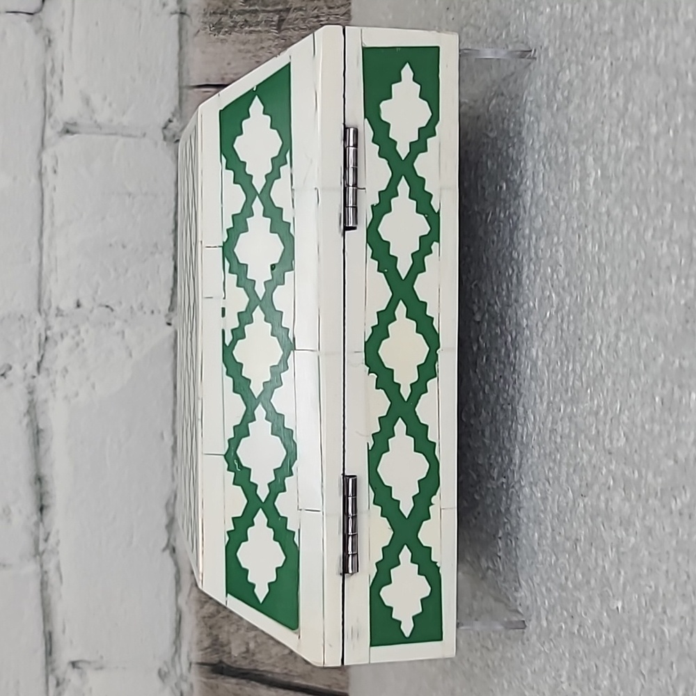 Vintage Handcrafted Bone Inlay Decorative/Jewelry Box in Cream/Green - Picture 8 of 17